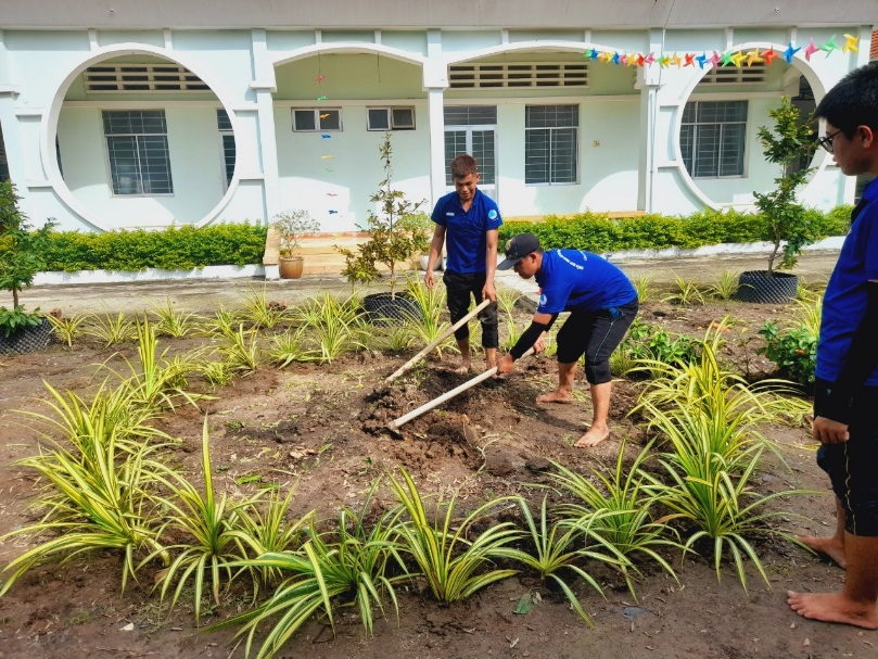 Đội hình tình nguyện Mùa hè xanh  DLA dọn cỏ, trồng thêm cây xanh và hoa cho Trường Mẫu Giáo tại ấp 2 xã Tân Phước Tây, huyện Tân Trụ, tỉnh Long An