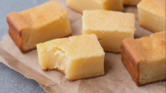 Vậy là hoàn thành bánh mochi mật ong thơm ngon rồi. Giòn giòn vỏ ngoài caramel, ở trong mềm mịn bột mochi ăn cực ghiền luôn.