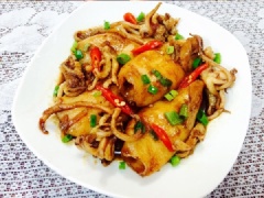 Giữ nồi mực om nước tương to lửa cho đến khi nước om gần cạn và hơi sánh vào, thêm phần hành hoa thái nhỏ và ớt tươi cắt lát vào tùy khả năng ăn cay của gia đình nhé.
