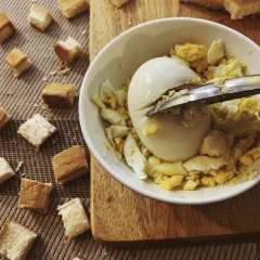 Trứng bóc vỏ rồi băm nhuyễn trộn với 4 muỗng sốt mayonnaise và bắp để làm sốt