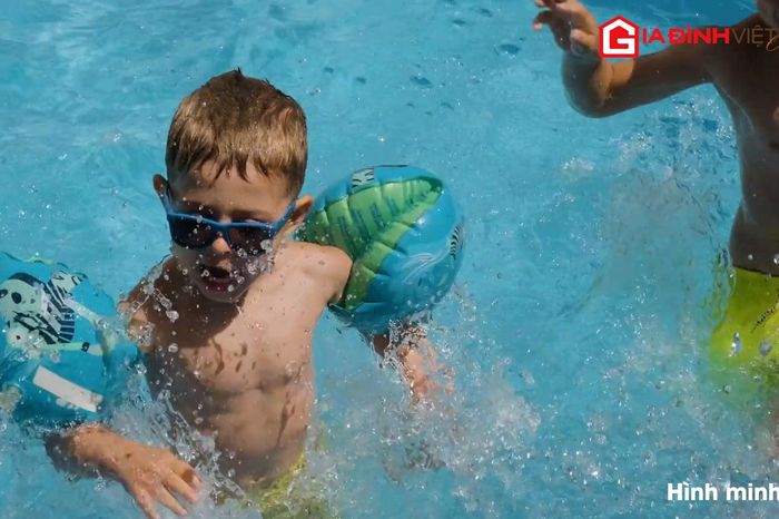Cách bảo vệ mắt cho trẻ khi đi bơi mùa hè - Chuyên trang Tiêu Dùng - Tạp chí Gia Đình Việt Nam