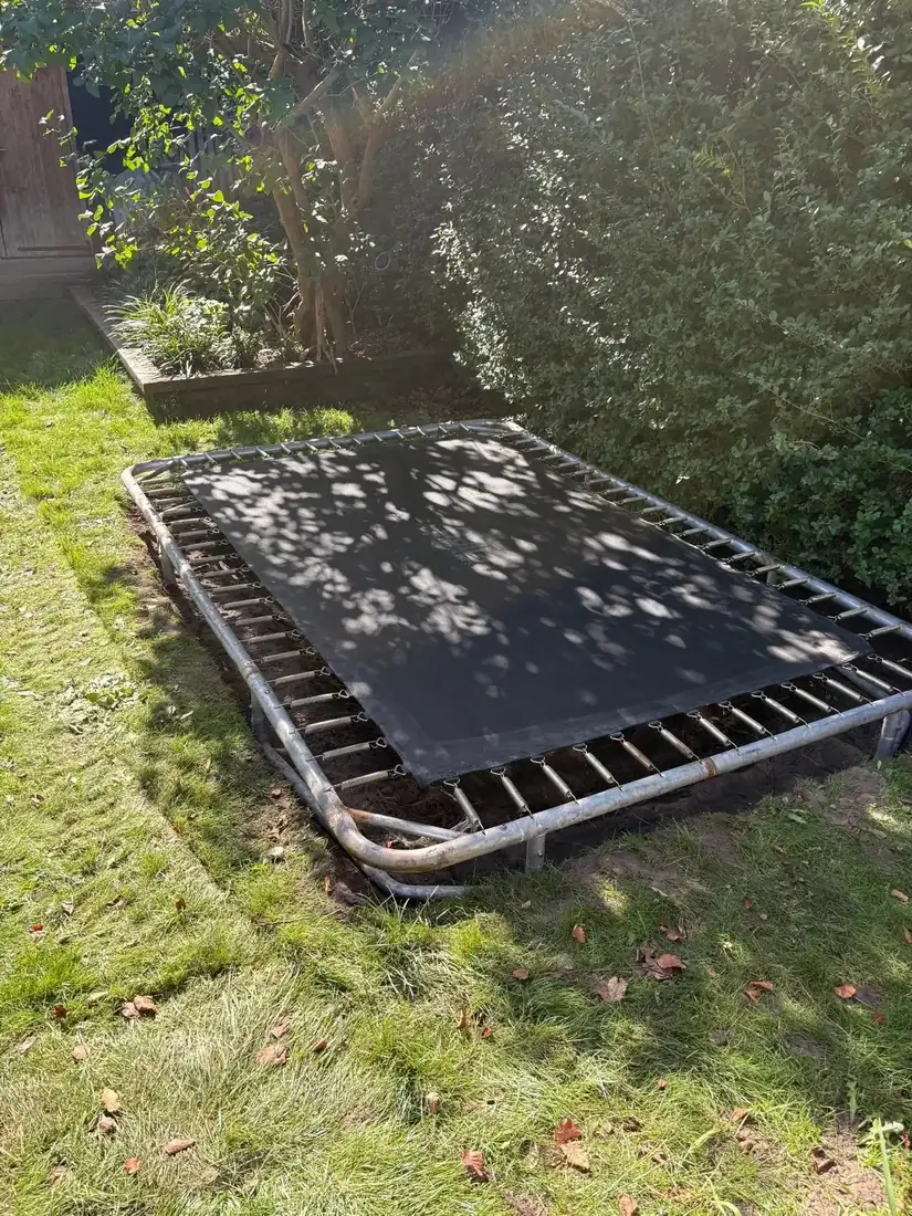 Trampoline gelijk met het gazon