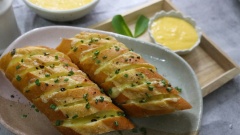 Lấy bánh mì ra, phết sốt trứng muối lên trên và thưởng thức thôi.