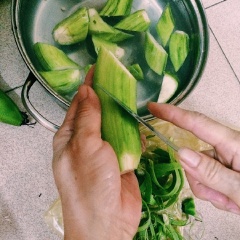 Chuối xanh rửa sạch, tước vỏ, cắt khúc vừa ăn. Cho chuối vào thau nước có chanh hoặc giấm để chuối không bị thâm. Thịt ba chỉ thái miếng, ướp chung với một nửa tỏi băm, hành băm, hạt nêm, bột cà ri, tiêu trong 20 phút.