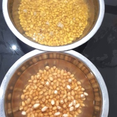 Đậu nành và đậu phộng ngâm nước (từ 10-12 tiếng) rồi xay với 2,5 lít nước sôi để nguội. Lọc lấy phần nước. Đậu hũ trắng cắt nhỏ, thấm khô rồi chiên vàng.