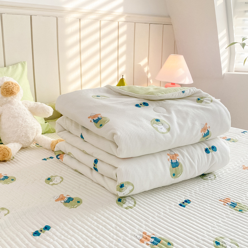 Lightweight summer blanket with seersucker structure