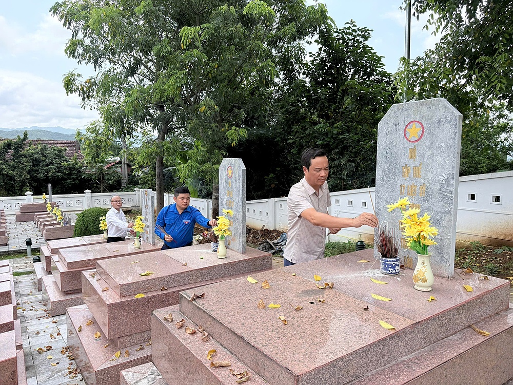 Trường Đại học Tây Bắc dâng hương tưởng niệm các anh hùng Liệt sĩ tại tỉnh Điện Biên