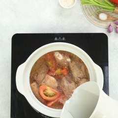 Phi thơm hành tỏi băm, cho 1/2 lượng cà chua và sườn non vào xào săn, thêm 1.5l nước vào, đun sôi 20 phút, nấu cho sườn chín mềm, rồi lần lượt cho cà chua còn lại, bắp cải trắng và rau muống vào, nêm 1 gói Aji-Quick® Gia vị nêm sẵn Lẩu Thái, nấu sôi cho rau vừa chín tới, cuối cùng cho rau om, ngò gai, 1 muỗng cà phê dầu phi tỏi vào. Tắt lửa.