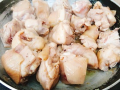 Đun nóng 2 muỗng canh dầu ăn. Cho hành tím vào phi thơm. Hành tím vừa vàng thì cho gà vào, xào đến khi gà săn lại.