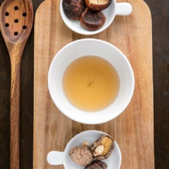 Cho nước dùng vào hũ thủy tinh, đậy kín nắp và bảo quản trong tủ lạnh. Chúng ta có thể dùng nước dùng dashi nấm hương để làm các món ăn chay rất tốt cho sức khỏe đấy vì những tinh chất của nấm đều được hòa tan cùng nước rồi đó.