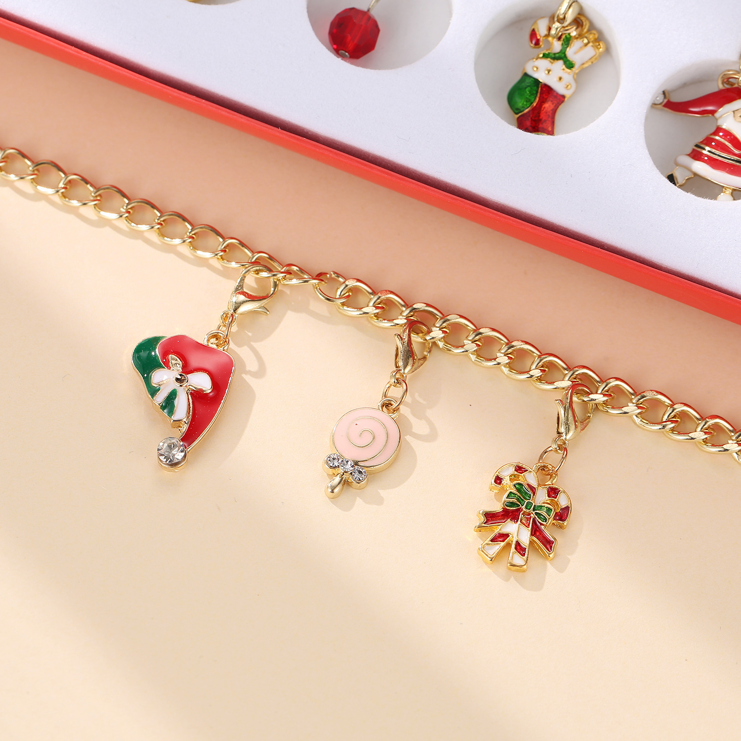 Weihnachts-Adventskalender mit DIY-Schmuckset