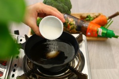 Làm sốt ăn kèm cá hấp: Đun 2 muỗng canh nước tương, 4-5 muỗng canh nước, 2 muỗng cà phê đường, 3 muỗng canh xốt thịt heo knorr, rễ ngò rí và gừng lát. Nấu cho gia vị tan đều rồi cho tiếp 1 muỗng cà phê dầu mè vào khuấy quyện đều, tắt bếp. Lược hỗn hợp qua rây để thu lấy nước sốt.