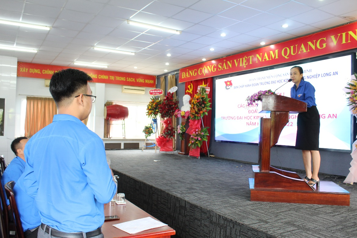 Cán bộ đoàn, đoàn viên xuất sắc chia sẻ kinh nghiệm tham gia hoạt động phong trào Đoàn thanh niên đến tân sinh viên