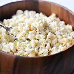 Cho Salad ra đĩa và thưởng thức. Món salad béo ngon bổ dưỡng vô cùng. Lâu lâu bạn hãy trổ tài làm món salad đầy hấp dẫn và thú vị này để cả nhà cùng đổi khẩu vị nhé!