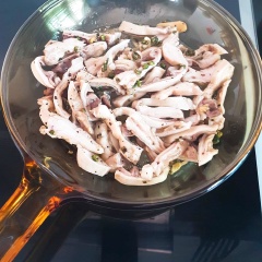 Cho tiêu đen xay, tướt hạt tiêu xanh, muối, hạt nêm và 2 muỗng canh nước mắm trộn đều, ướp với bao tử. Cho nồi lên bếp, trộn sơ bao tử cho thấm gia vị.