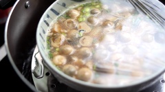 Dùng màn bọc thực phẩm đậy miệng tô lại để hơi nước đọng trên nắp không bị rơi xuống hỗn hợp trứng. Cho tô trứng vào nồi hấp, hấp 25 phút.