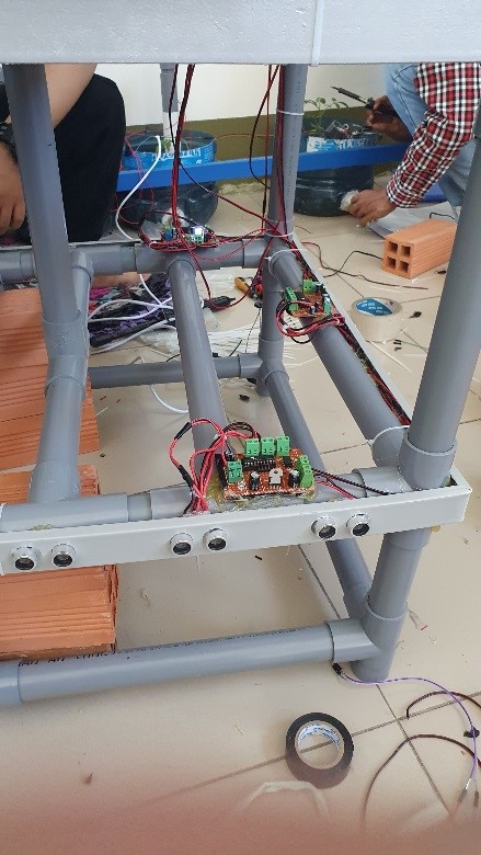 Thực hiện lắp đặt các cảm biến quanh xe nhằm tự động dừng nếu phát hiện chướng ngại vật để tránh va chạm