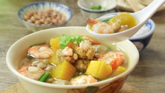 Canh bí đỏ nấu tôm thịt viên là một món canh được kết hợp từ những thành phần bổ dưỡng, rất tốt cho sức khỏe. Canh có bí đỏ ngọt bùi, tôm giòn tươi săn chắc, những viên thịt dai thơm bọc lấy tôm tươi bổ dưỡng, đặc biệt hơn là những hạt đậu phộng giòn giòn, nhai rất là vui miệng. Nếu đang tìm những món ăn bổ dưỡng để bồi bổ sức khỏe cho người thân thì hãy cho món canh này vào danh sách thực đơn bạn nhé!