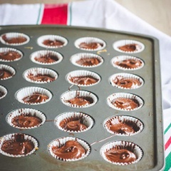 Làm lạnh cho chocolate đông lại, gắn hạt hồ đào lên. Bạn cho kẹo caramel vào tô chịu nhiều cùng heavy cream, quay khoảng 30 giây, sau đó trộn thật đều, cho vào lấp đầy hạnh hồ đào. Đun chảy lượng chocolate còn lại rồi phủ lên phần caramel.