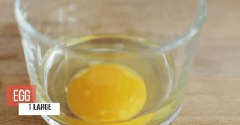 Trước tiên cho bơ lạt, đường bột vào âu, dùng máy đánh cho hỗn hợp nhuyễn, chuyển sang màu vàng sáng. Sau đó, cho 1 quả trứng gà, 5ml tinh chất vani vào, trộn đều. Sau đó, rây bột mì vào và trộn đều đến khi có được phần bột mịn. Lấy bột ra, nhào thêm vài lần rồi cán thành miếng mỏng khoảng 4-5mm.