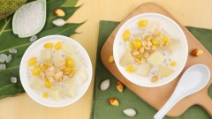 Thành phẩm: Múc chè ra chén, rắc thêm ít đậu phộng rang và thưởng thức. Chè sake bạch quả có thể dùng nóng hoặc ăn lạnh với đá đều ngon. Sake mềm bùi kết hợp với bạch quả dẻo ngọt, hơi nhẫn đắng nhưng hương vị cực kỳ hấp dẫn khi thưởng thức cùng nước cốt dừa và đậu phộng rang.
