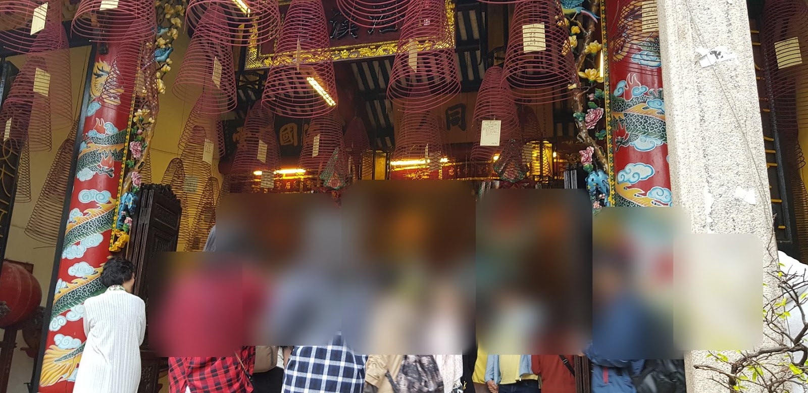 호이안 회관 입구와 화려한 장식