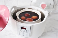 Tiếp đó cho tô trứng vào nồi nước, nấu đến khi nước sôi thì hạ nhỏ lửa, tiếp tục ninh trứng trong 1 tiếng là có thể lấy trứng ra rồi đó. Bạn vớt trứng ra, lột bỏ lớp vỏ và cho ngược lại vào tô nước và thưởng thức nha.