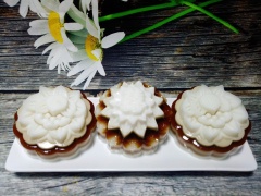 Bánh Trung thu thạch rau câu hương vị cà phê thơm ngon tan trong miệng với nước cốt dừa bùi béo cùng hương thơm nhẹ, sắc trắng đục đẹp mắt hòa quyện với gam màu nâu của cà phê tạo nên bánh trung thu thạch thật sự đẹp mắt và hấp dẫn.