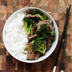 Thịt bò xào bông cải xanh bổ dưỡng với bông cải giòn ngọt cùng thịt bò dai, thơm ngon hấp dẫn, không chỉ giàu dinh dưỡng mà còn có thể giúp cải thiện sinh lý ở nam giới.