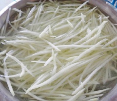 Cho đu đủ vào ngâm cùng nước vôi trong đã hòa tan cùng chút muối và nước cốt chanh khoảng 3 tiếng, sau đó vớt đu đủ ra rửa sạch với nước lạnh nhiều lần. Đun 1 nồi nước sôi với chút muối, khi nước sôi đổ đu đủ vào luộc khoảng 5-7 phút rồi đổ ra. Sau đó ngâm ngay đu đủ với nước đá lạnh khoảng 10-15 phút rồi đổ ra xả qua với nước lạnh vài lần, để ráo bớt nước.