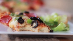 Bánh pizza sau khi nướng chín thì cho ra khỏi lò, đợi hơi nguội rồi dùng dụng cụ cắt bánh pizza chuyên dụng hoặc dao để cắt bánh ra thành những miếng hình quạt là có thể dùng rồi nhé! Món bánh pizza phô mai có béo ngậy, chua chua rất đậm đà và thơm ngon. Bỏ túi ngay cách làm bánh pizza tại nhà theo hướng dẫn đơn giản trên đây nhé!