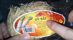 Ngâm củ cải khô vào nước muối loãng cho củ cải nở mềm. Sau đó vắt cho kiệt nước. Tiếp tục xả củ cải khô qua nhiều nước và vắt kiệt nước, lặp lại khoảng 2-3 lần.