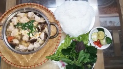 Cho thêm hành lá và cho ra bát rồi thưởng thức cùng bún. Chúc các bạn thành công và ngon miệng!