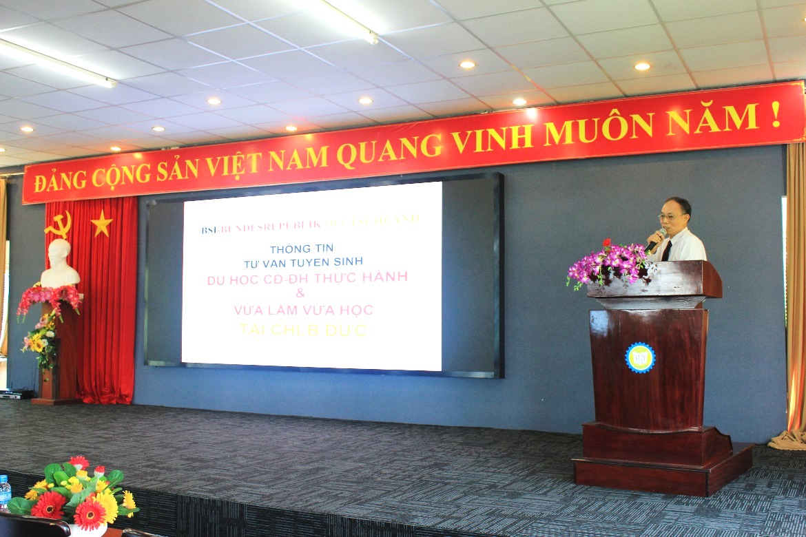 Ông Trần Như Quế - Giám đốc Công ty BSI, cung cấp nguồn nhân lực của CHLB Đức tại Việt Nam, chia sẻ kinh nghiệm thực tế về vấn đề việc làm, tuyển dụng nhân sự, cơ hội làm việc tại Đức cho các bạn sinh viên của trường tại Tuần lễ Sinh hoạt đầu khóa