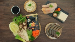 Cho vào nồi 1,5 lít nước lọc, tiếp theo cho 1 gói Nước dùng hoàn chỉnh Barona - Lẩu Nhật Yosenabe vào nồi rồi khuấy đều, đun sôi.