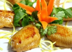 Nếu thích trang trí thì cắt sợi một ít vỏ chanh. Rải vỏ chanh ra đĩa, bày cánh gà lên trên, dùng với cơm hay dùng như món nhậu đều rất ngon.
