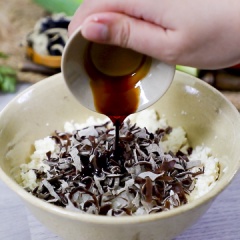 Cho 300gr đậu hũ trắng vào tô, dùng nĩa tán nhuyễn, cho tiếp 100gr củ sắn (cắt nhỏ, vắt kiệt nước), 4 tai nấm mèo (ngâm nở, cắt nhỏ) vào, sau đó nêm 1 muỗng canh nước tương, 1 muỗng canh đường, 1 muỗng cà phê hạt nêm chay, 1/2 muỗng cà phê muối, 1 muỗng cà phê tiêu xay, 1 muỗng cà phê tương cà, 1 muỗng cà phê tương ớt và 20gr bột bắp trộn thật đều các nguyên liệu.