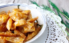 Cho sườn chay rim caramel ra đĩa là có thể dùng nhé!