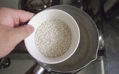 Đun sôi 1 nồi nước sau đó cho bột báng vào luộc, vặn nhỏ lửa để sôi trong vòng 15 phút. Sau đó tắt bếp, đậy nắp để ngâm bột báng khoảng 5 phút, sau đó đổ ra rổ lưới xả dưới vòi nước lạnh để bột báng không bị dính vào nhau. Sau đó chuẩn bị sẵn 1 tô nước sôi để nguội thả bột báng vào khuấy đều rồi vớt bột báng cho vào tô.