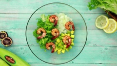 Cắt nhỏ 50gr rau xà lách, 50gr hành tây và 50gr bơ trái. Cho tất cả nguyên liệu vào tô lớn, thêm tôm đã nướng vào, rưới sốt dầu giấm rồi trộn đều hỗn hợp salad. Vậy là món salad bắp đã hoàn thành, thật ngon với nhiều màu sắc hấp dẫn.