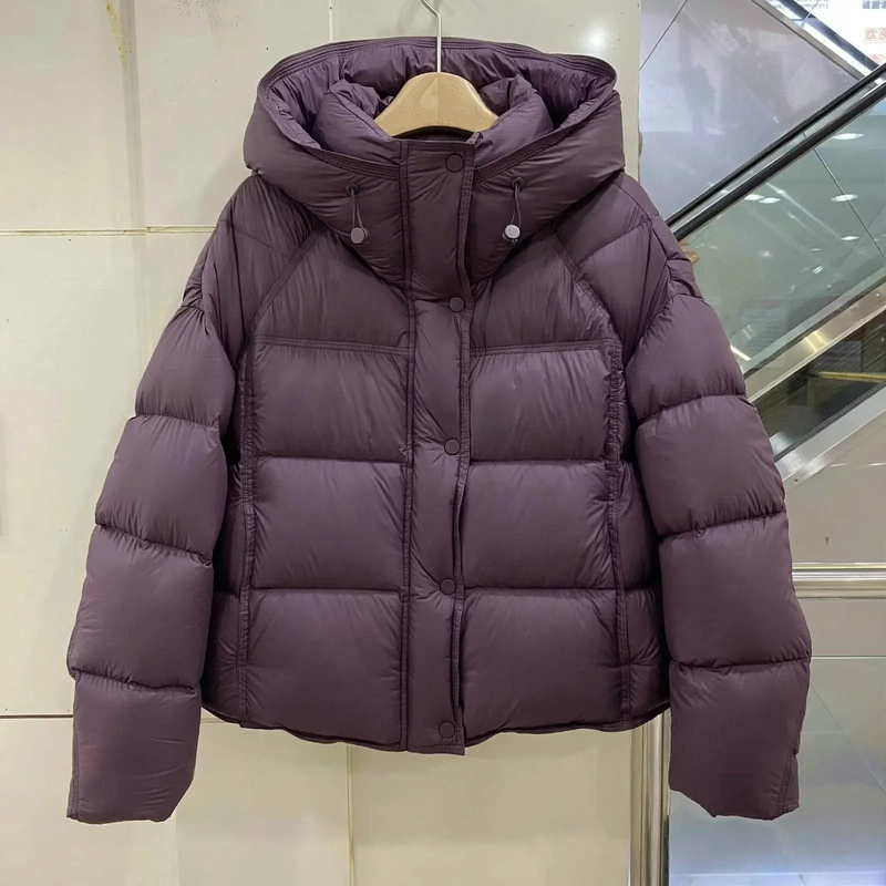 Kurze Daunenjacke mit Kapuze