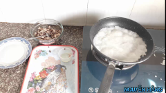 Cách làm bánh cuốn nóng bằng chảo không dính: Chuẩn bị 1 cái chảo không dính để đổ bánh. Ta cho 1 ít dầu còn lại vào chảo xong dùng khăn giấy lau khô. cho 1 vá bột vào nhanh tay tráng cho đều hết mặt chảo (thao tác nhanh kẻo bánh dính lại 1 cục không được đều), đậy nắp lại, chờ khoảng 10-15 giây là bánh chính, úp ngược cái chảo vào cái mâm là bánh sẽ ra. Làm tương tự cho đến hêt phần bột mà mình chuẩn bị nhé.