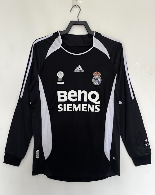 Tercera equipación negra de manga larga del Real Madrid 2006-07.jpeg