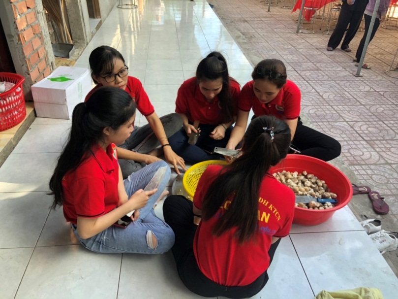 Hỗ trợ các Phật tử tại chùa chuẩn bị thức ăn