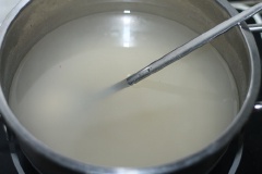 Cho bột rau câu, 60g đường và 700ml nước vào nồi nhỏ, đun trên lửa vừa đến khi bột rau câu tan hết thì chuyển lửa nhỏ. Sau đó, nhúng đậu qua lớp rau câu, để khô một lúc nếu thấy còn mỏng quá thì có thể nhúng qua bột rau câu một lần nữa. Cuối cùng, cho bánh đậu xanh trái cây vào tủ lạnh giữ lạnh một lúc rồi dùng.