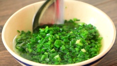 Một thành phần khác không thể thiếu để tôn hương vị của trứng vịt lộn chiên giòn là mỡ hành, "món ăn kèm quốc dân" của người Việt. Để làm mỡ hành bạn cắt nhỏ 50gr hành lá rồi cho vào chén, thêm vào 1/3 muỗng cà phê muối, rồi chế 50ml dầu đun sôi vào, khuấy đều lên là được rồi đấy.