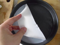 Hấp bột bánh cuốn trong nồi nước sôi khoảng 2 phút. Khi bột chín, dùng đũa nhấc miếng bột bánh cuốn ra khỏi nồi.