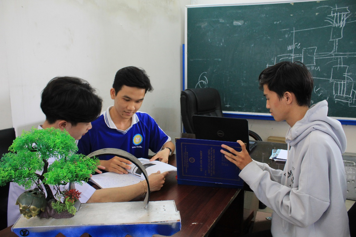 …… tự nghiên cứu tài liệu, học hỏi kinh nghiệm từ các anh chị khóa trước