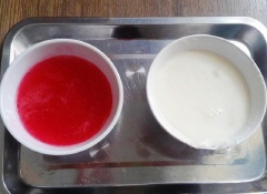 Đặt nồi nước bột rau câu lên bếp đun sôi, thêm 100g đường khuấy tan, sau đó chia làm 2 phần bằng nhau. Ở mỗi phần cho thanh long và sữa chua vào đảo cho đều. Dùng khuôn làm thạch hoặc hũ thủy tinh lần lượt cho từng lớp thạch thanh long đỏ và thạch sữa chua vào. Lớp trước để se mặt rồi đổ lớp sau (chú ý lớp thạch sau phải thật nóng thì mới kết dính với lớp thạch trước). Để vào tủ lạnh khoảng 2 tiếng đồ hồ là có thể dùng.