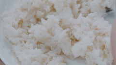 Vo gạo nếp và ngâm trong một đêm. Cho gạo nếp vào 15g đường, 155ml nước cốt dừa vào tô lớn trộn đều. Sau đó, đổ vào hỗn hợp vào tô lớn đặt sẵn trong nồi hấp. Tiến hành hấp chín thành xôi. Thường xuyên xới đều cho xôi được tơi.
